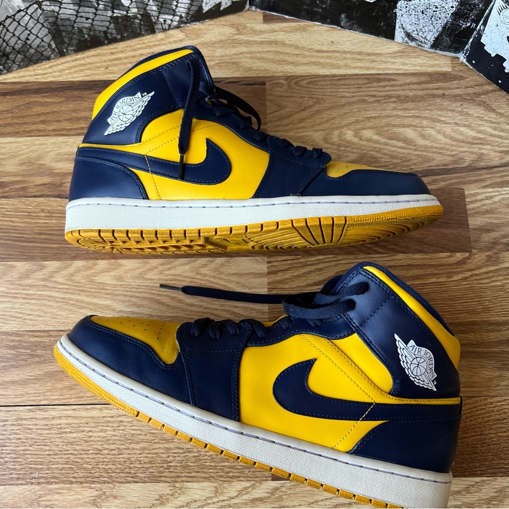 2012 AirJordan 1 Mid Michigan sneakers 554724-707 - Picture 12 of 13